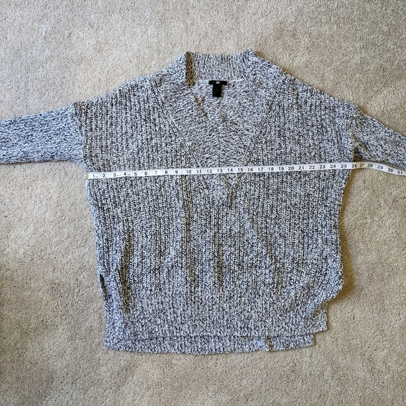 H&M | Black & White V-Neck Oversized Tunic Sweater - Picture 9 of 10